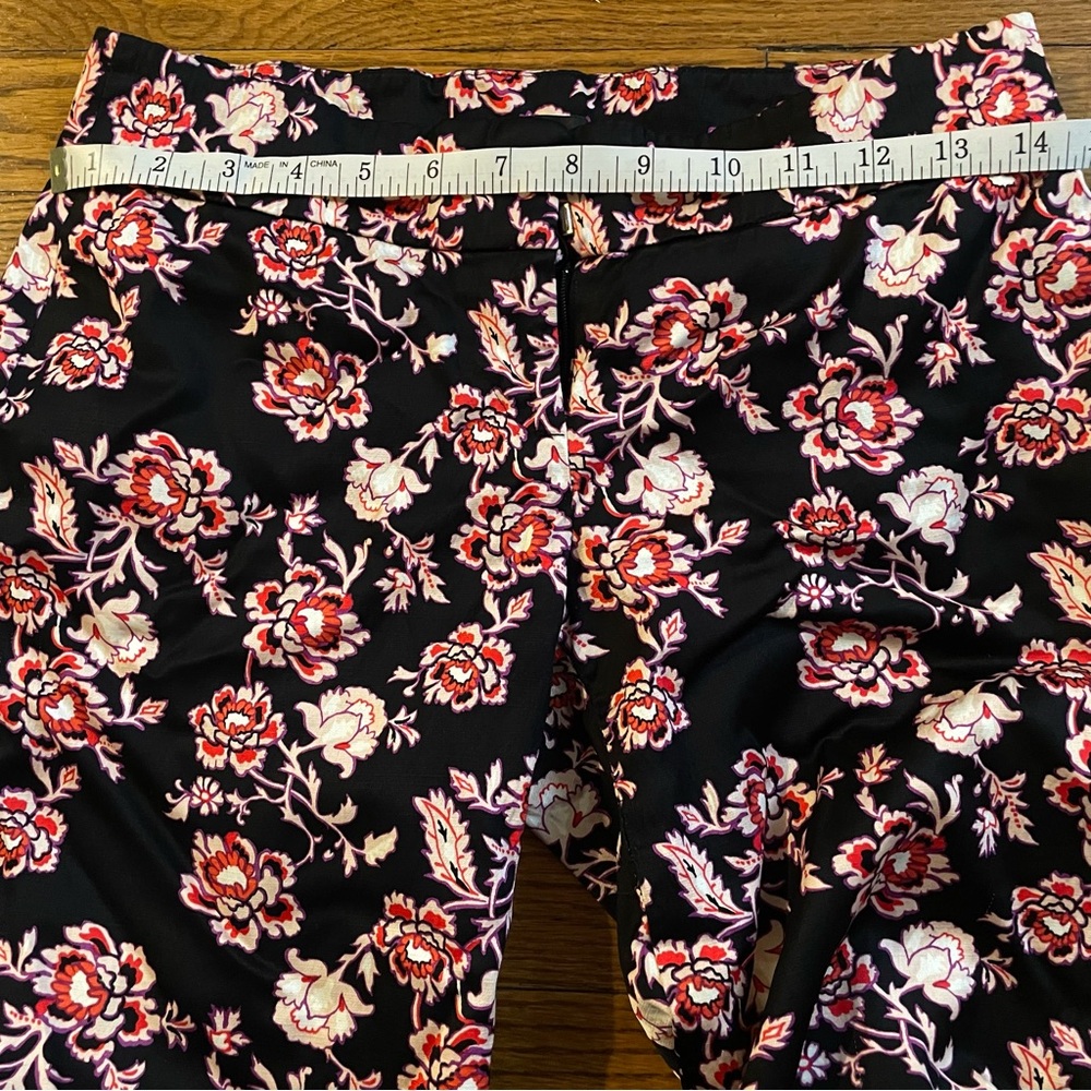Ann Taylor Black and Pink Floral Patterned Low Rise Capri Pants with Pockets - Picture 2 of 8
